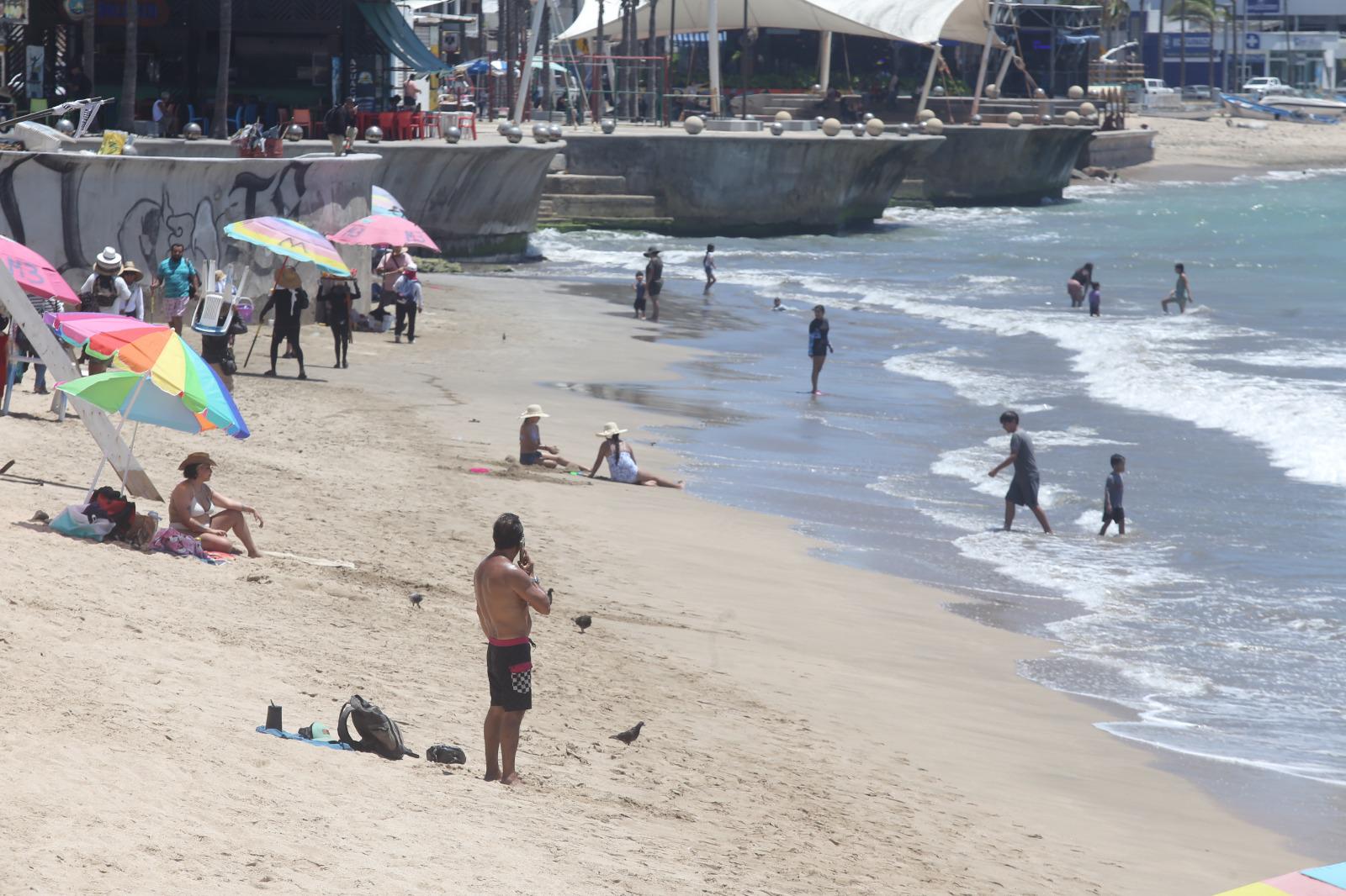 $!Playas de Mazatlán registran constante afluencia de visitantes este sábado