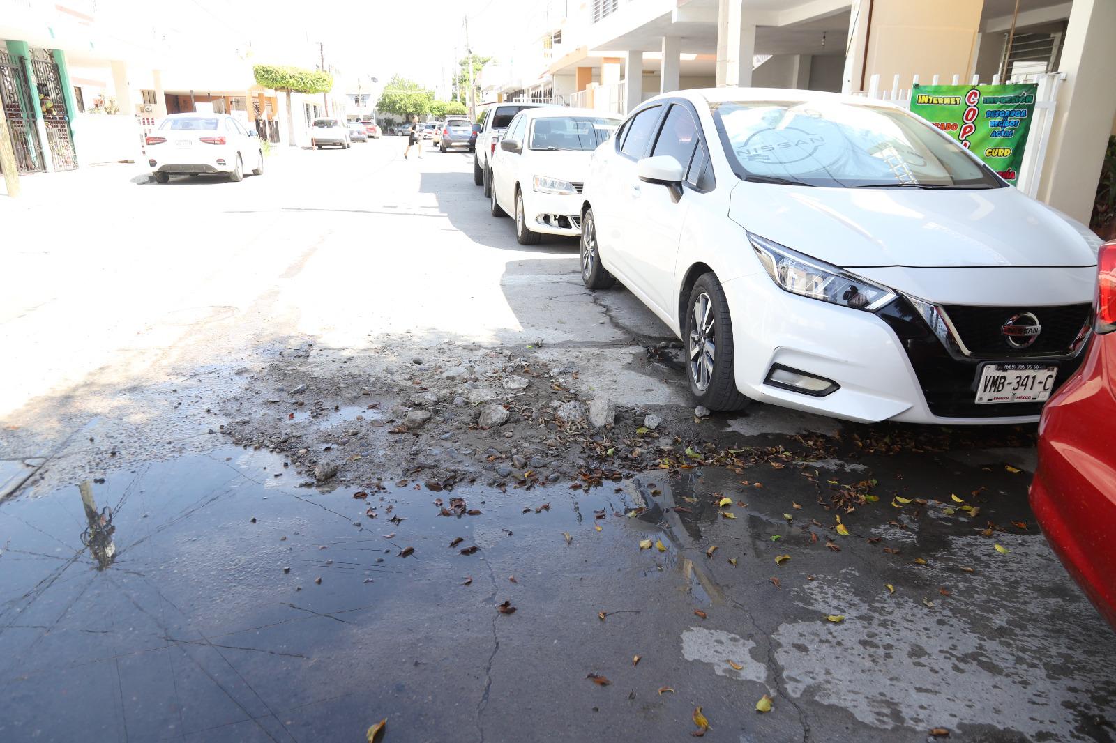 $!Exigen vecinos de Fraccionamiento Campo Bello, en Mazatlán, reparación de fuga de aguas negras