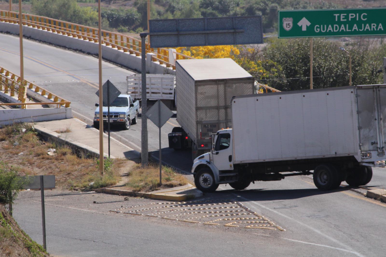 $!Bloquean con vehículos y ponchallantas el puente sobre el río Baluarte en la carretera México 15, al sur de Rosario