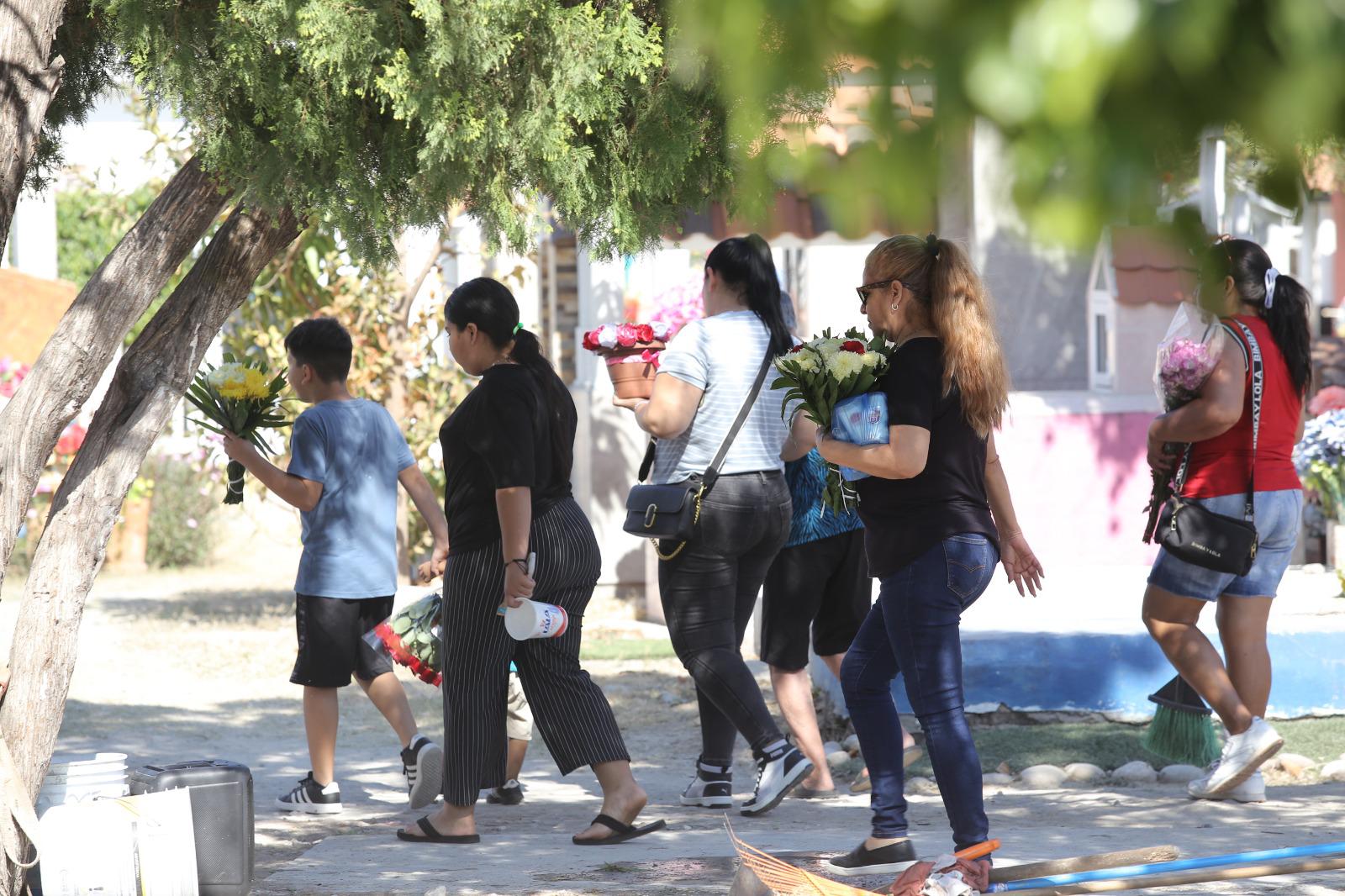 $!Acuden centenares de personas a dejar flores en panteones este Día de las Madres, en Mazatlán
