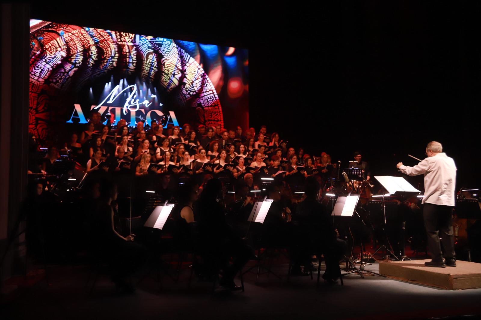 $!El Coro Ángela Peralta y la Camerata Mazatlán lucieron en la velada.