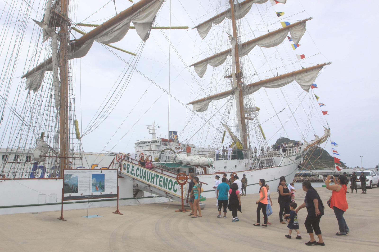$!El Buque Escuela Cuauhtémoc estuvo en Mazatlán y miles de visitantes subieron a bordo