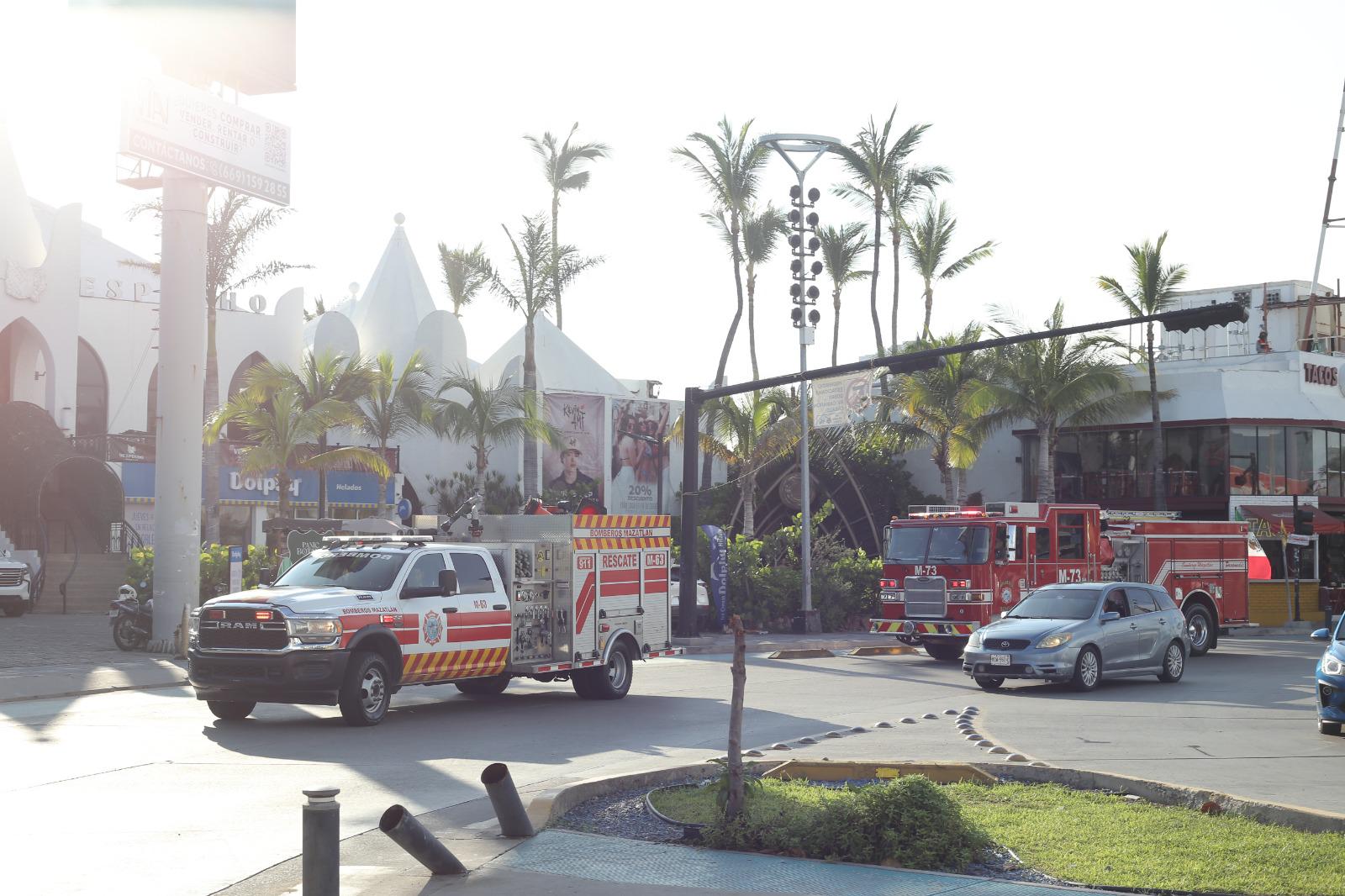 $!Los bomberos mazatlecos hicieron sonar sus sirenas en el desfile que realizaron por las principales calles de la ciudad para conmemorar su día.