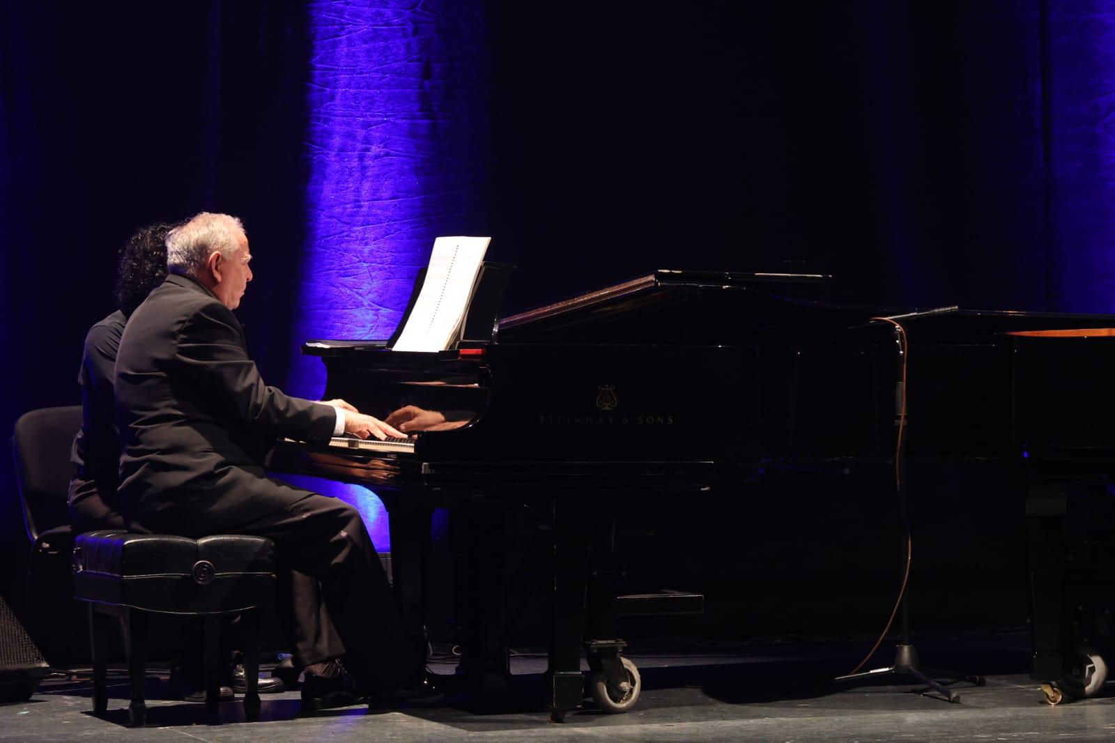 $!El maestro Antonio González durante la primera parte del concierto.