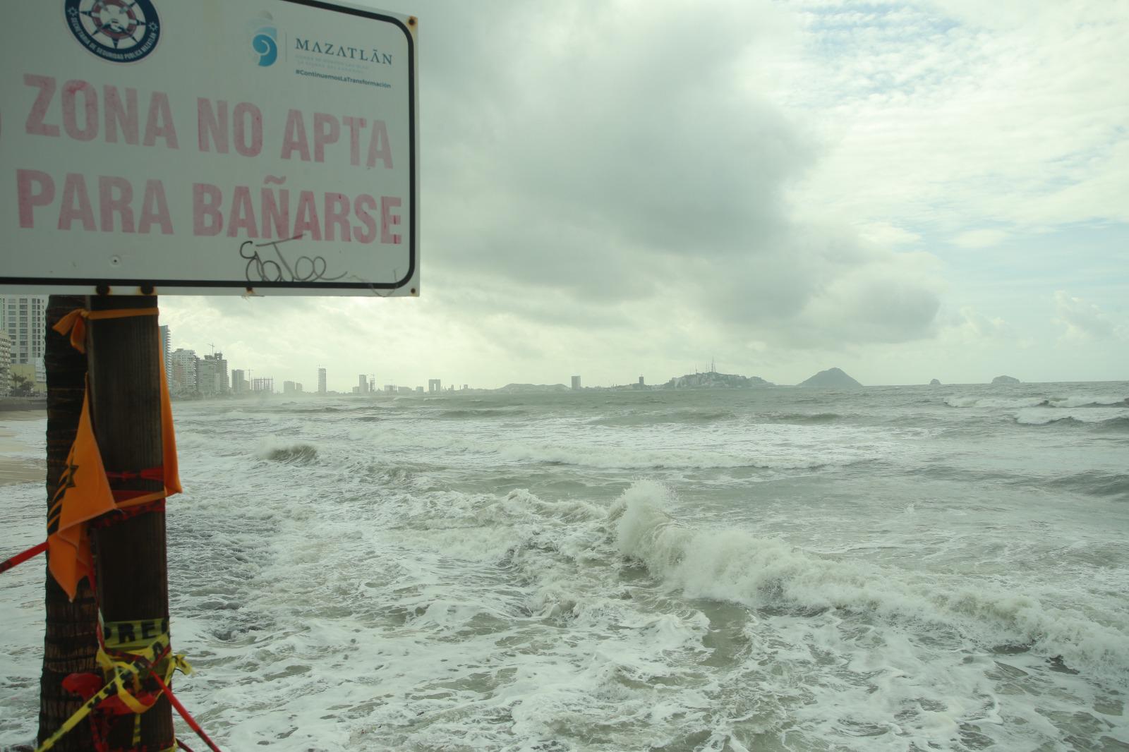 $!Disfrutan en Mazatlán del clima generado por la tormenta tropical Norma