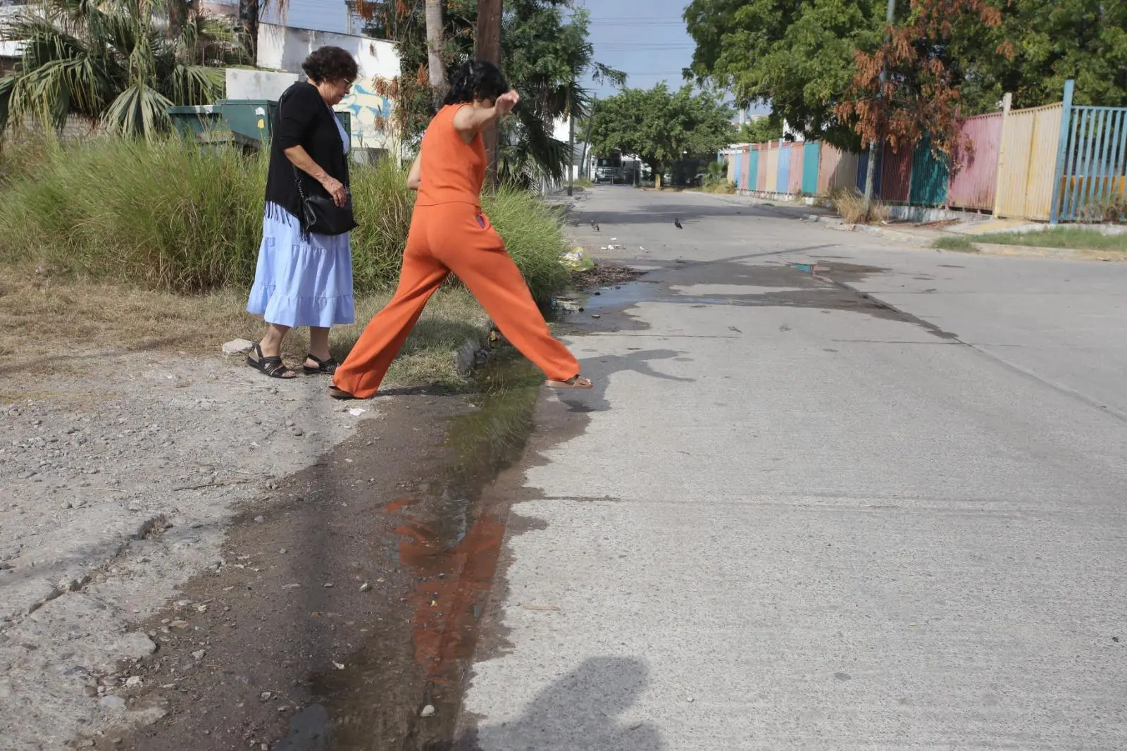 $!Fuga de aguas negras y socavón preocupan a vecinos del Infonavit Playas