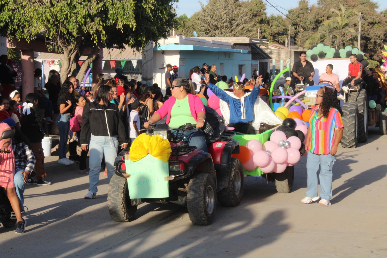 $!Disfrutan familias desfile de las tradicionales fiestas de marzo en Aguaverde, en Rosario