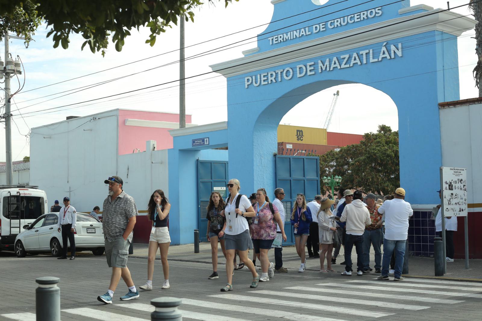 $!Recibe Mazatlán a más de 11 mil visitantes tras llegada de Koningsdam, Norwegian Bliss y Carnival Panorama