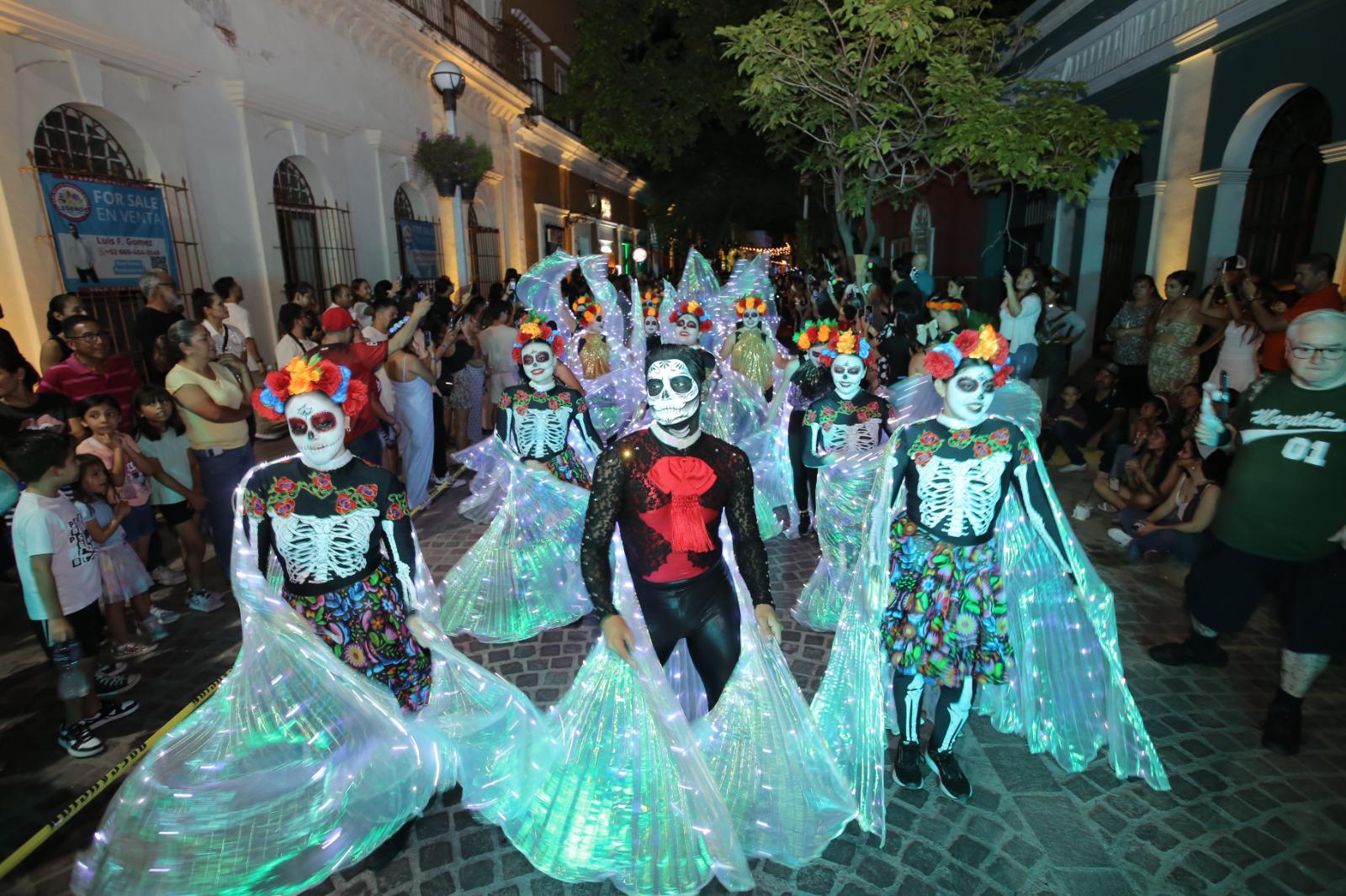 $!Catrinas, calaveras y almas de ultratumba encienden el ambiente festivo de la callejoneada en Mazatlán