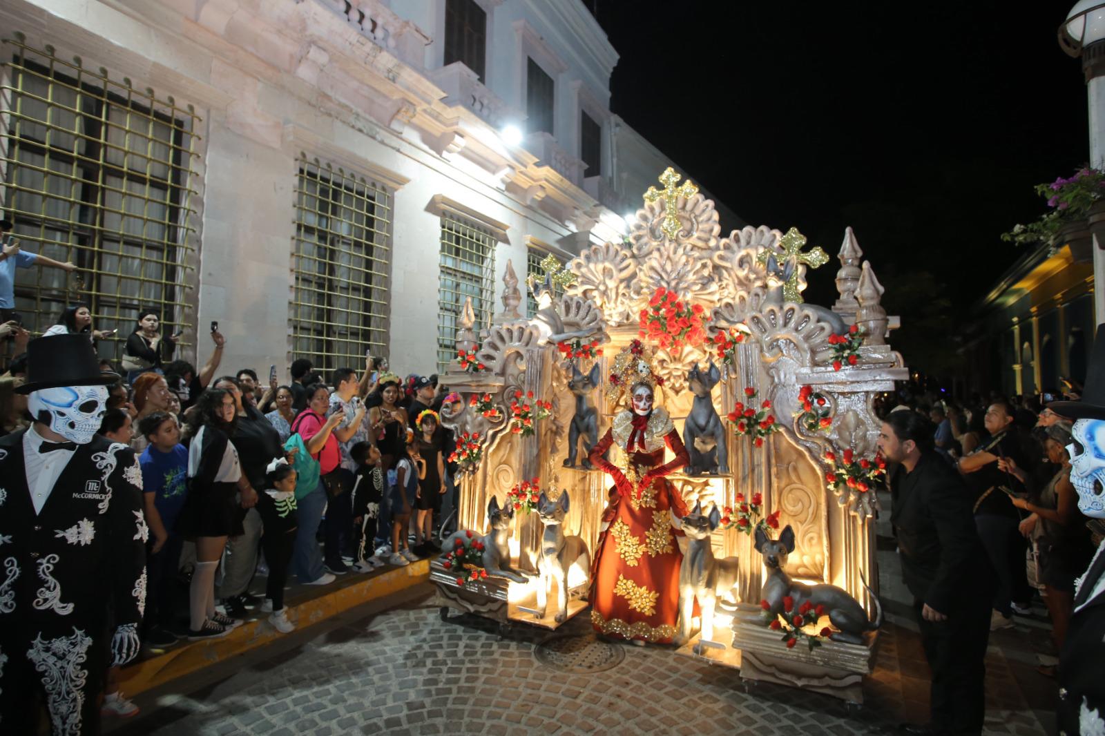 $!La “Guardiana de las almas” en su recorrido por las avenidas del Centro Histórico.