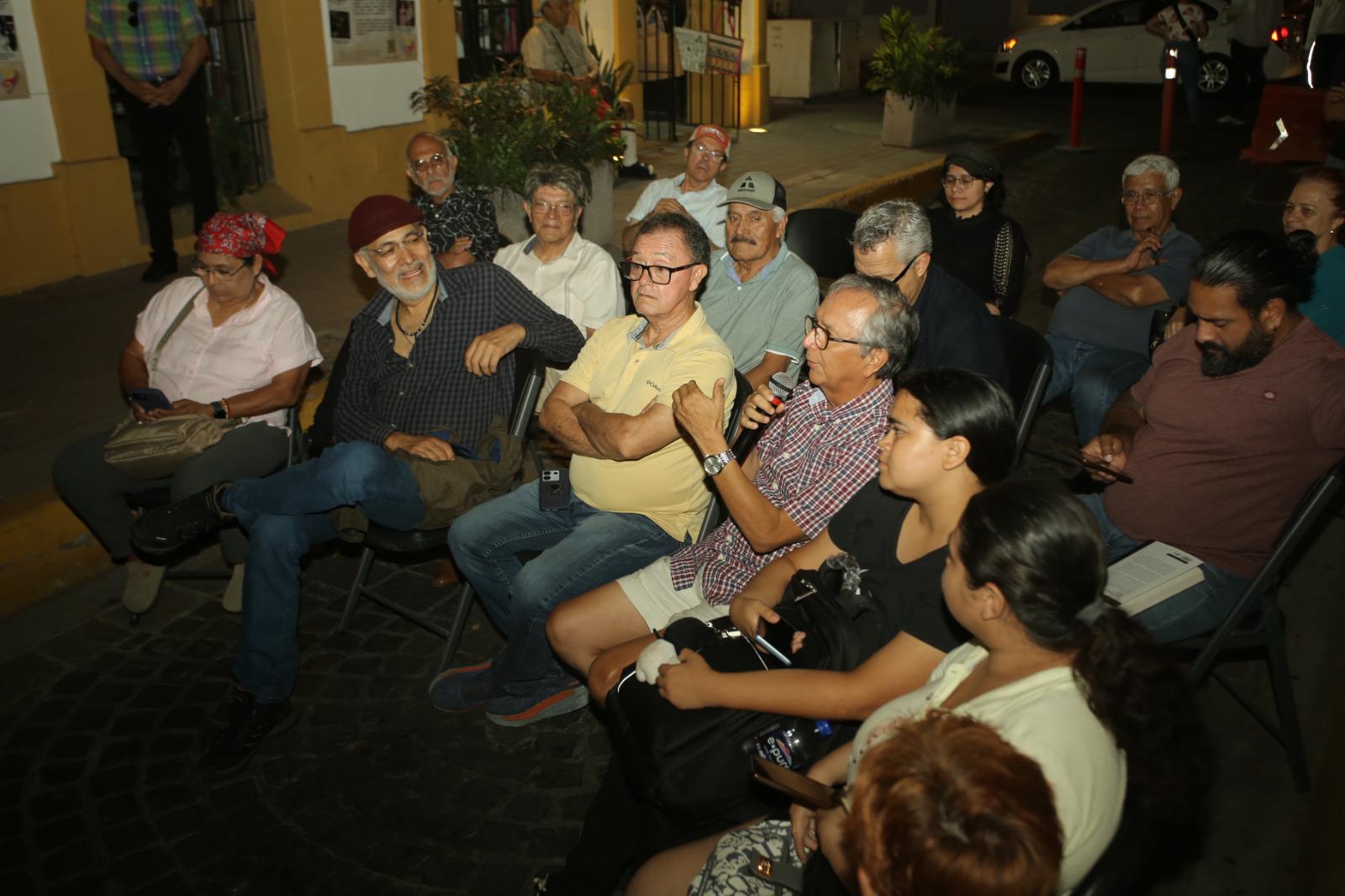 $!Asistentes intercambiaron preguntas y reflexiones con el autor en un ambiente íntimo y participativo.