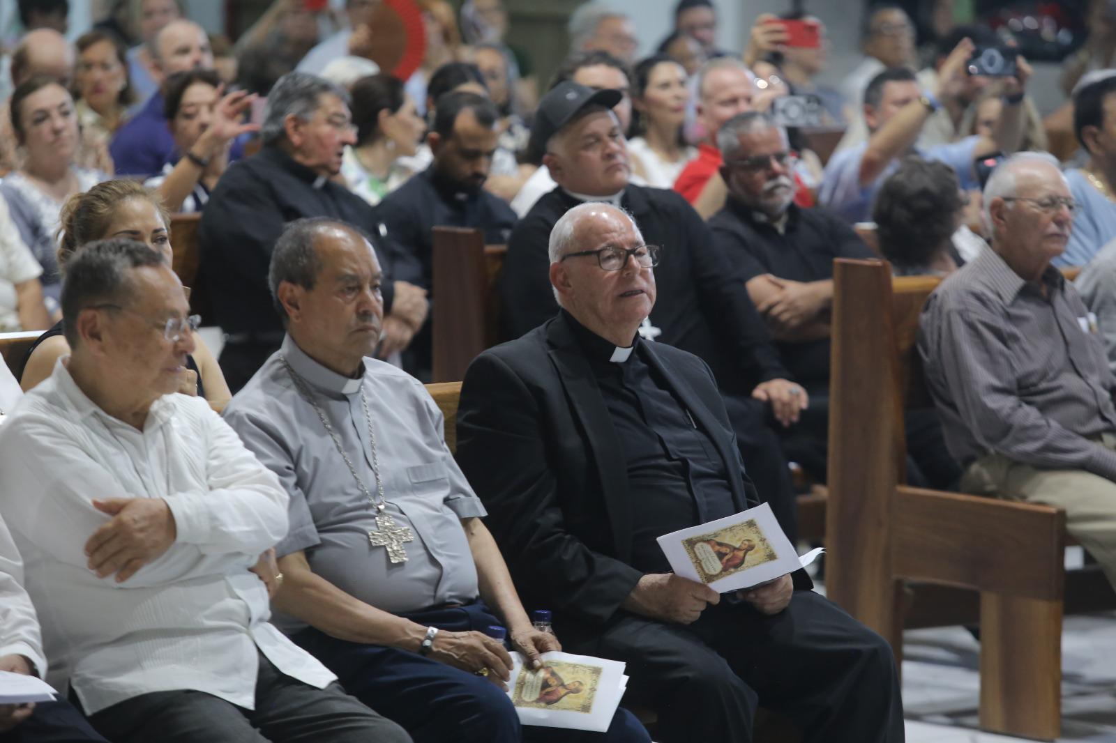 $!El Padre Horacio Hernández de la Torre (negro) disfrutó el concierto desde la primera fila, acompañado por sacerdotes y monseñores invitados, en el marco de sus 50 años de ordenación sacerdotal.
