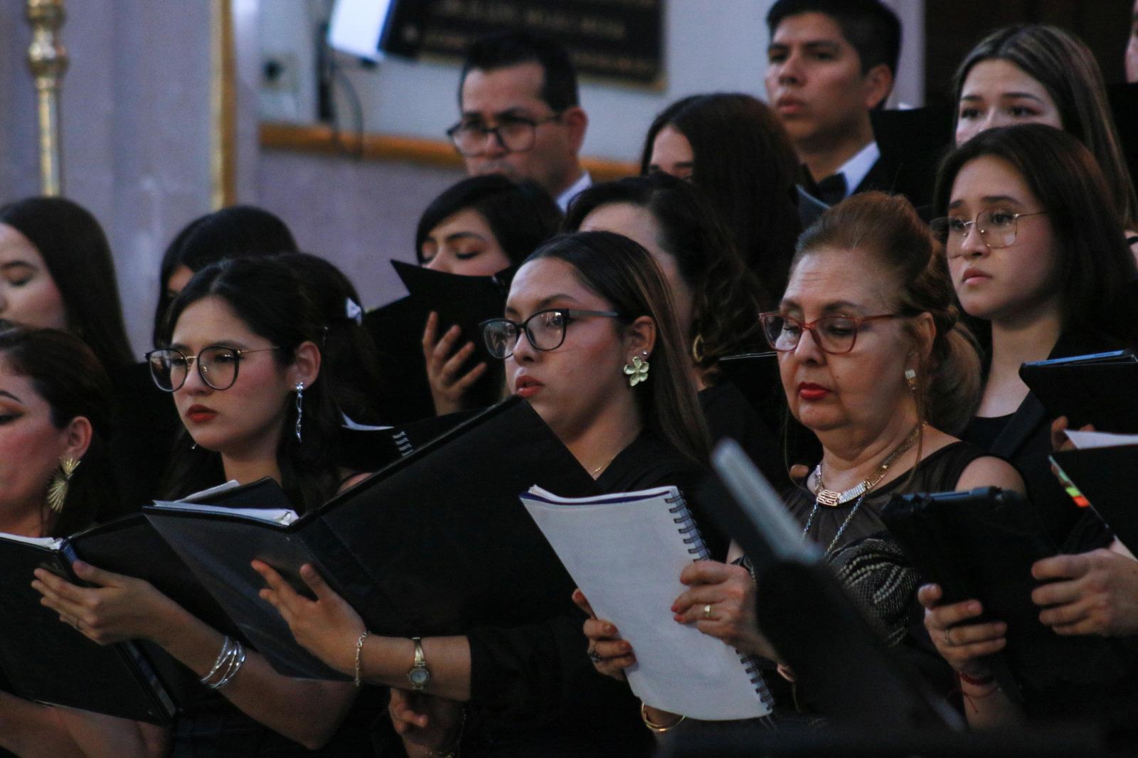 $!El Coro de Ópera de Sinaloa y el Coro Universitario se unieron para este concierto.