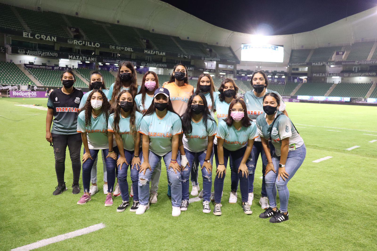 $!Las chicas de Leonas y Toros FC son ovacionadas en el Kraken