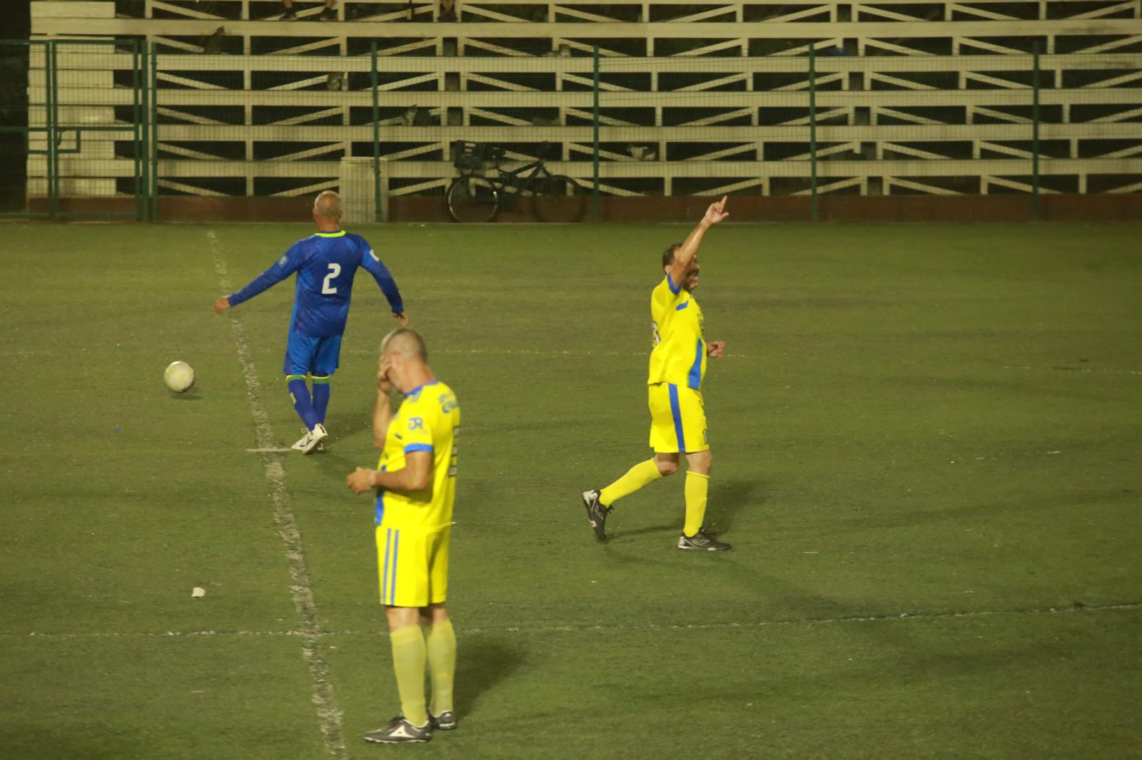 $!Larsson da un golpe de autoridad en la Liga Superveteranos