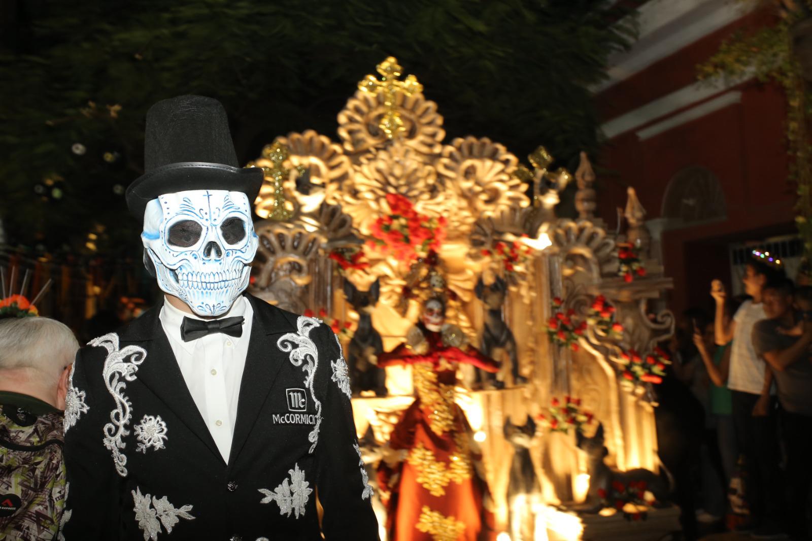 $!Catrinas, calaveras y almas de ultratumba encienden el ambiente festivo de la callejoneada en Mazatlán
