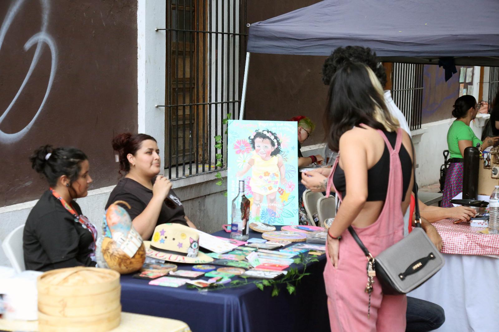 $!A lo largo de la jornada también estuvieron presentes los tradicionales puestos de artesanías, pintura, joyería entre otros productos.