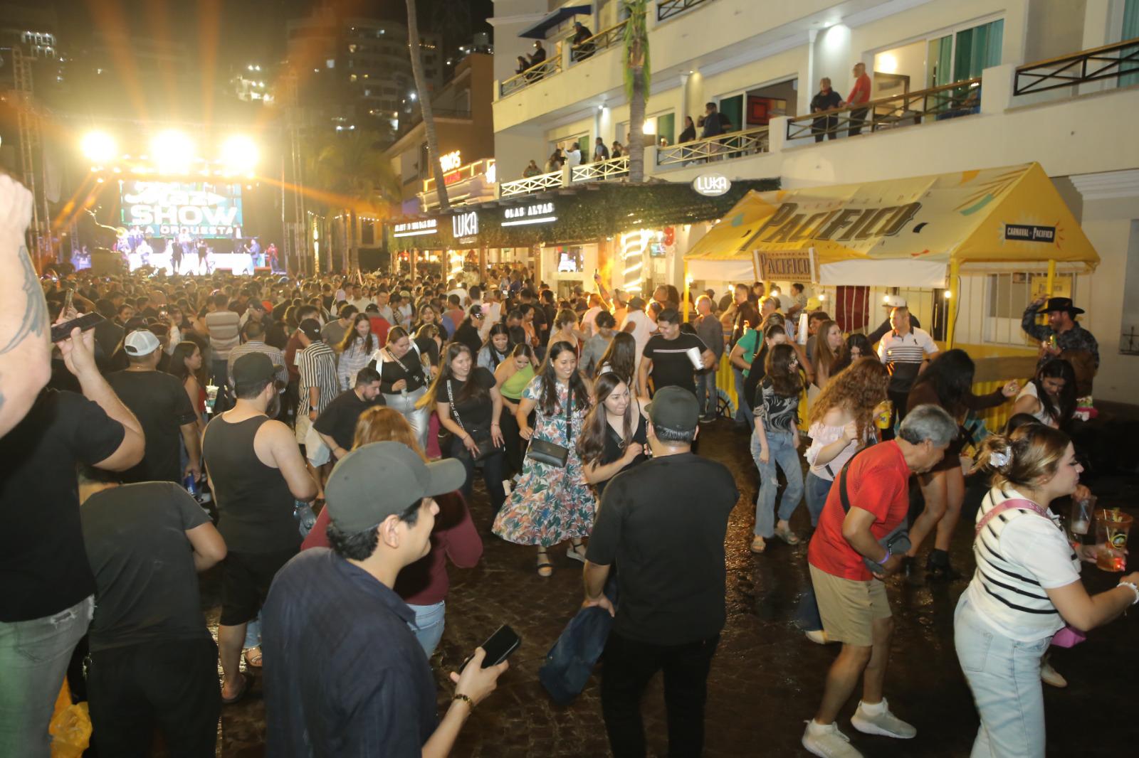 $!Olas Altas vive una noche de fiesta con miles de asistentes