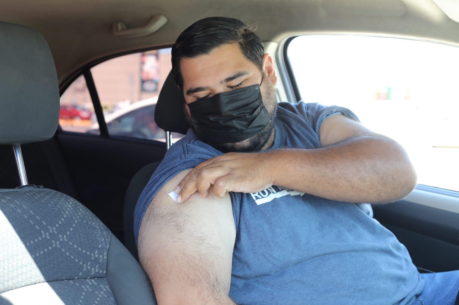 $!En Mazatlán, les aplican la vacuna contra el Covid hasta en el auto