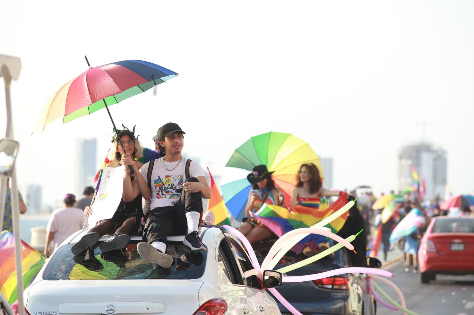 $!Ondea la comunidad LGBTQ+ distintas banderas multicolor en su marcha, en Mazatlán