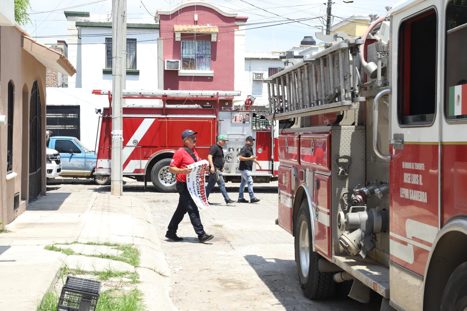 $!Válvula de extintor sale disparada y daña auto estacionado en Villas del Rey en Mazatlán