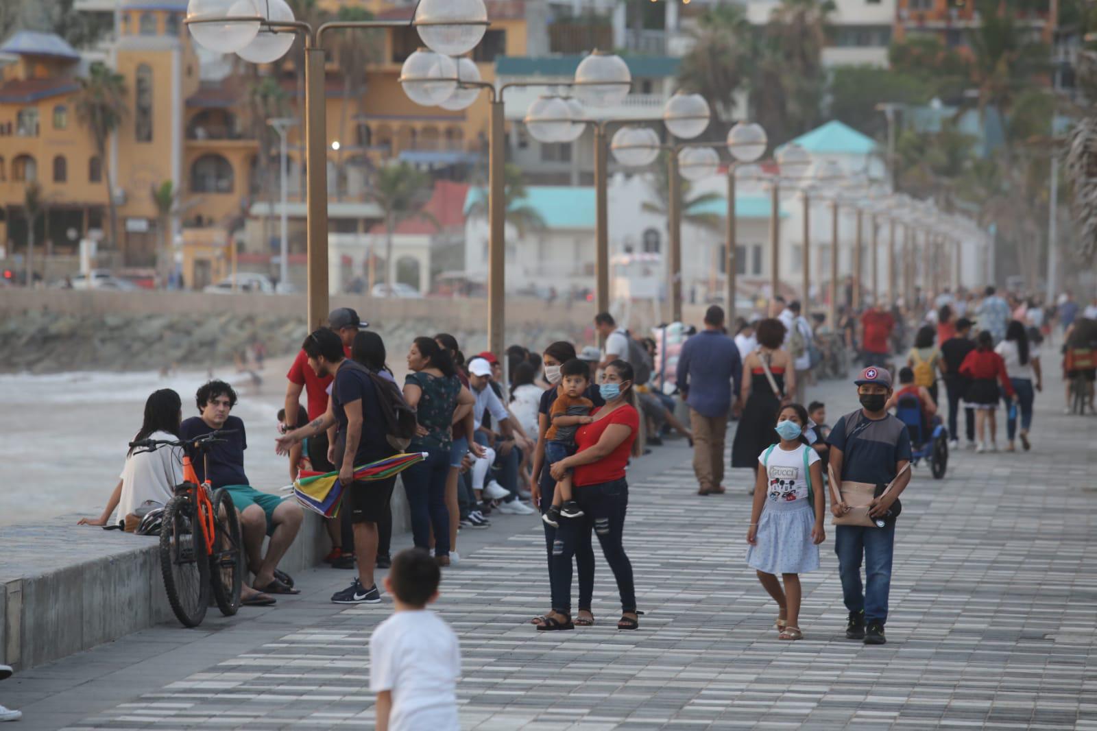 $!Con drones, exhortan a no amontonarse en el malecón de Mazatlán