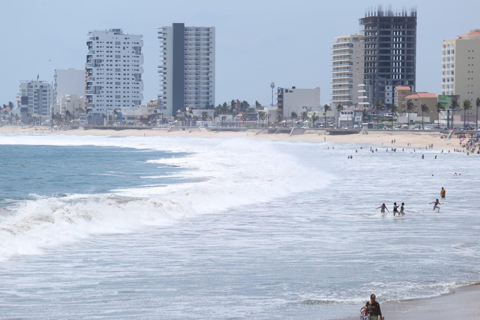 $!Alrededor de 1,500 bañistas disfrutan este sábado las playas de Mazatlán