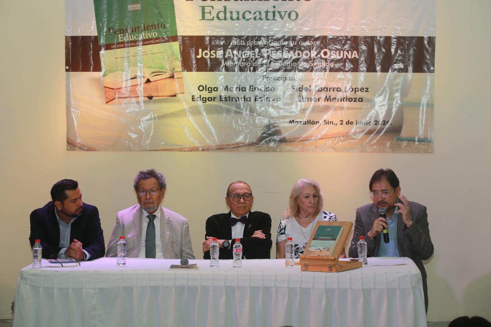 $!Édgar Eslava Estrada, Élmer Mendoza, Maru Enciso y Fidel Ibarra López participaron como comentaristas durante la presentación de la obra.