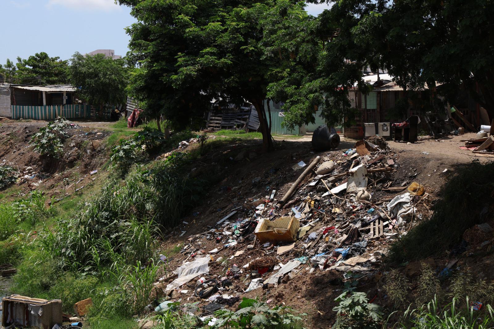 $!Vecinos denuncian basura y maleza en el Arroyo Jabalines pese a labores de limpieza