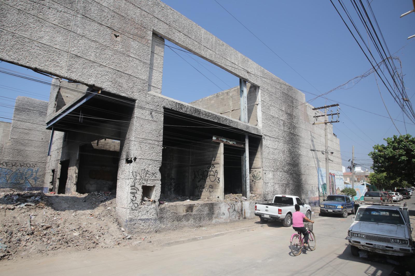 $!Abandono, basura y malos olores se apoderan de las viejas instalaciones de la tienda del ISSSTE