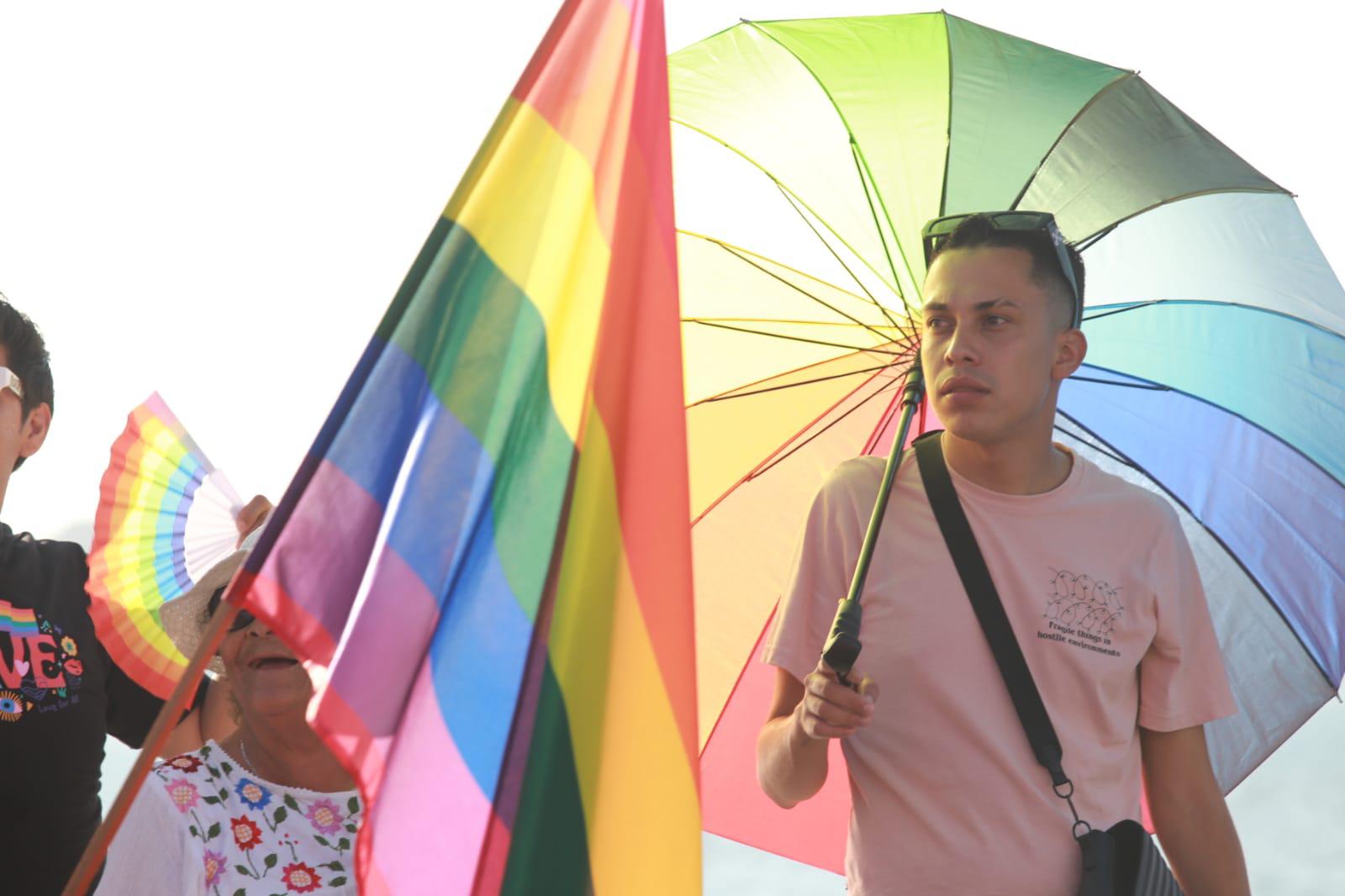 $!Se llena de color el malecón de Mazatlán con marcha de la comunidad LGTB+