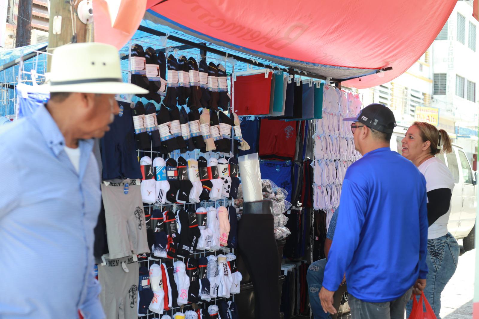 $!Calcetas, cinturones y camisas sin manga, entre lo más buscado para regalar en el Día del Padre