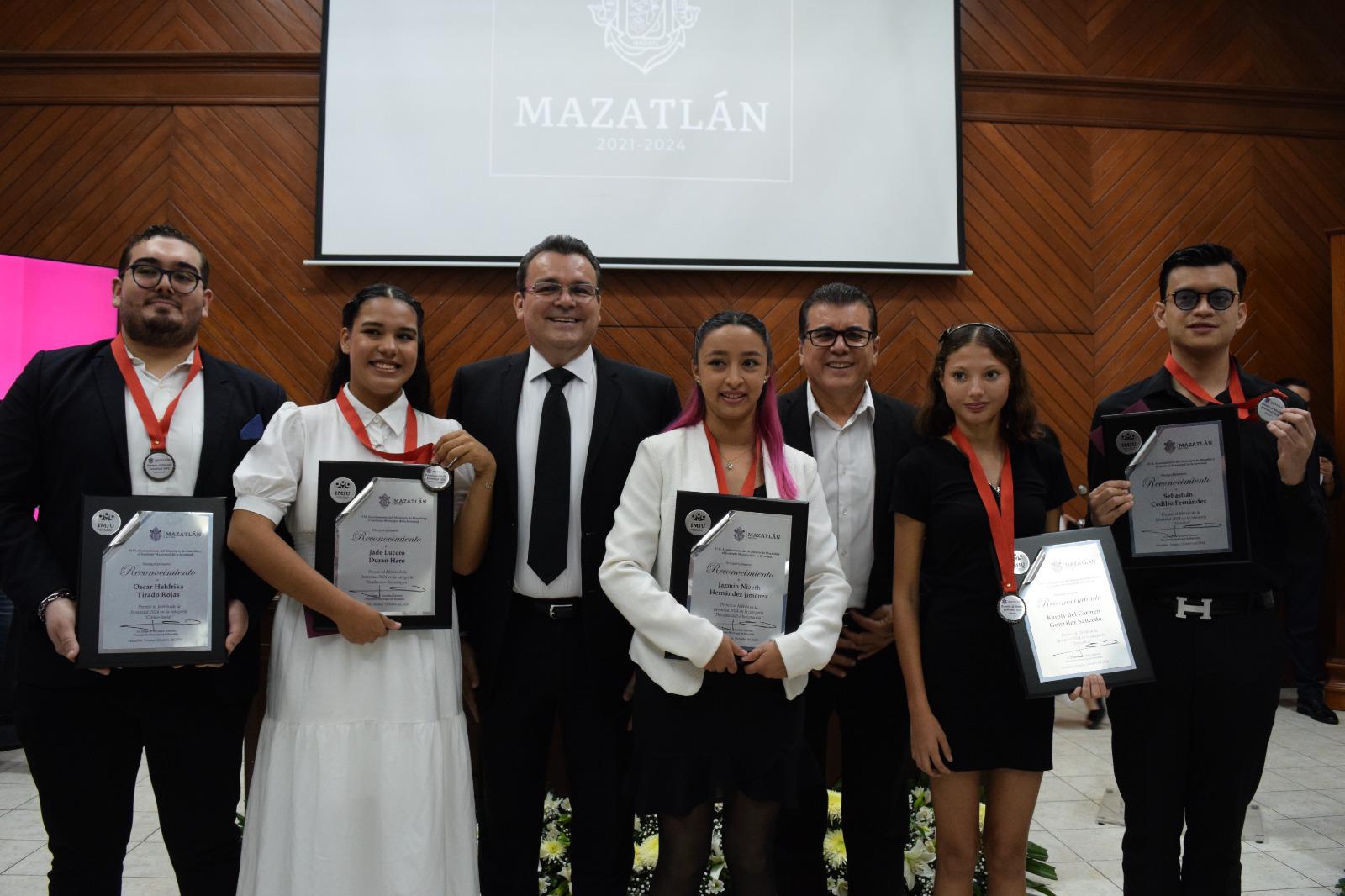 $!Durante Sesión Solemne en la Sala de Cabildo, se hizo la entrega de los galardones.