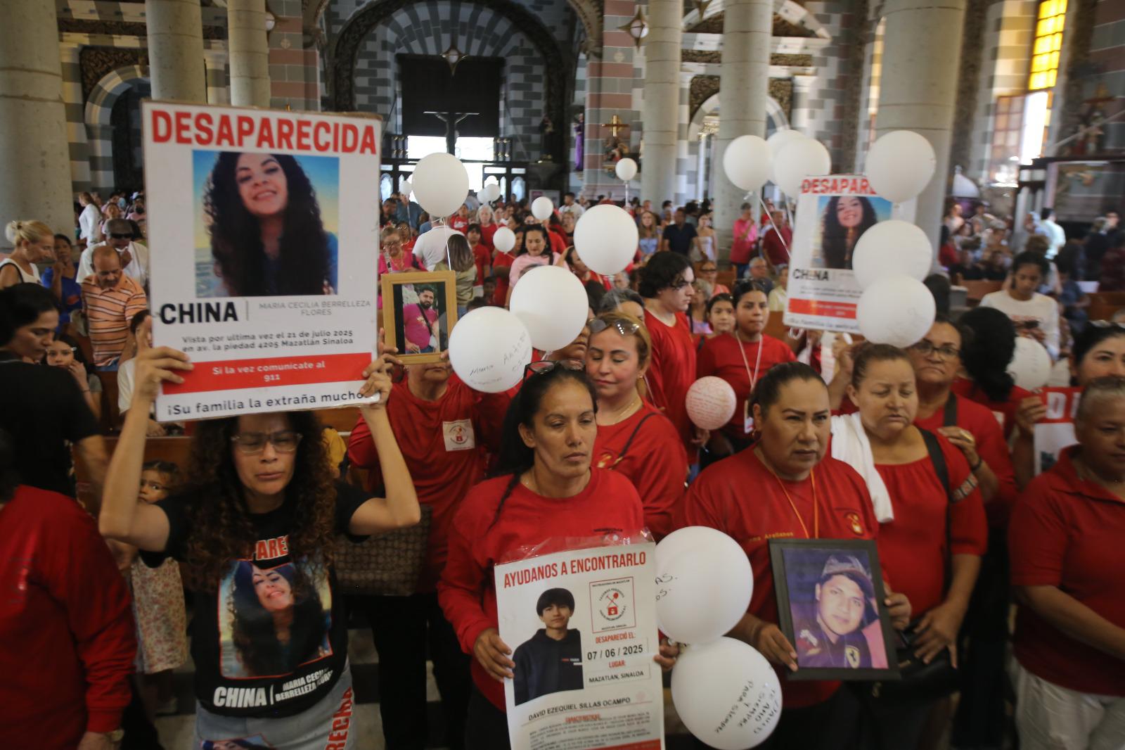 $!Elevan plegaria por sus desaparecidos en Catedral de Mazatlán