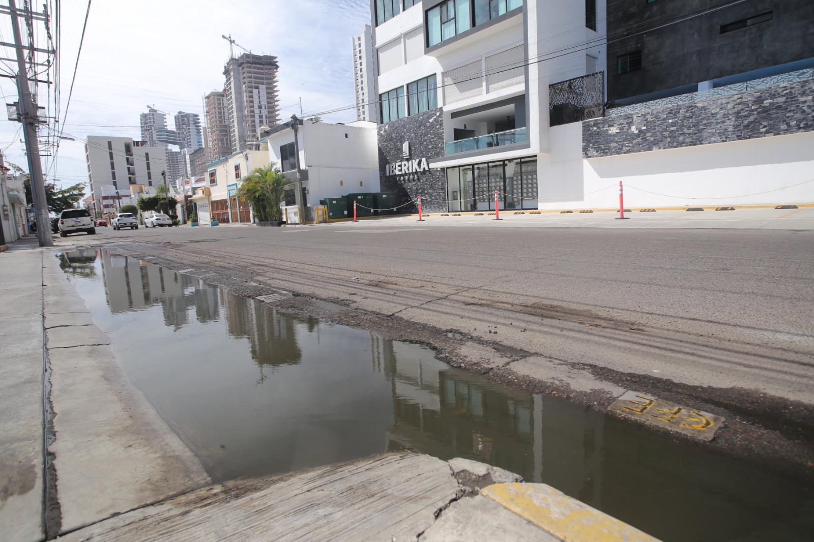 $!Denuncian fugas de aguas negras sobre la Avenida Lola Beltrán, en Mazatlán