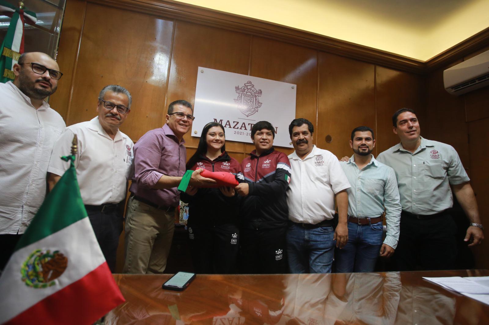 $!Abandera Alcalde a equipo mazatleco que participará en Infomatrix 2023, en Chile