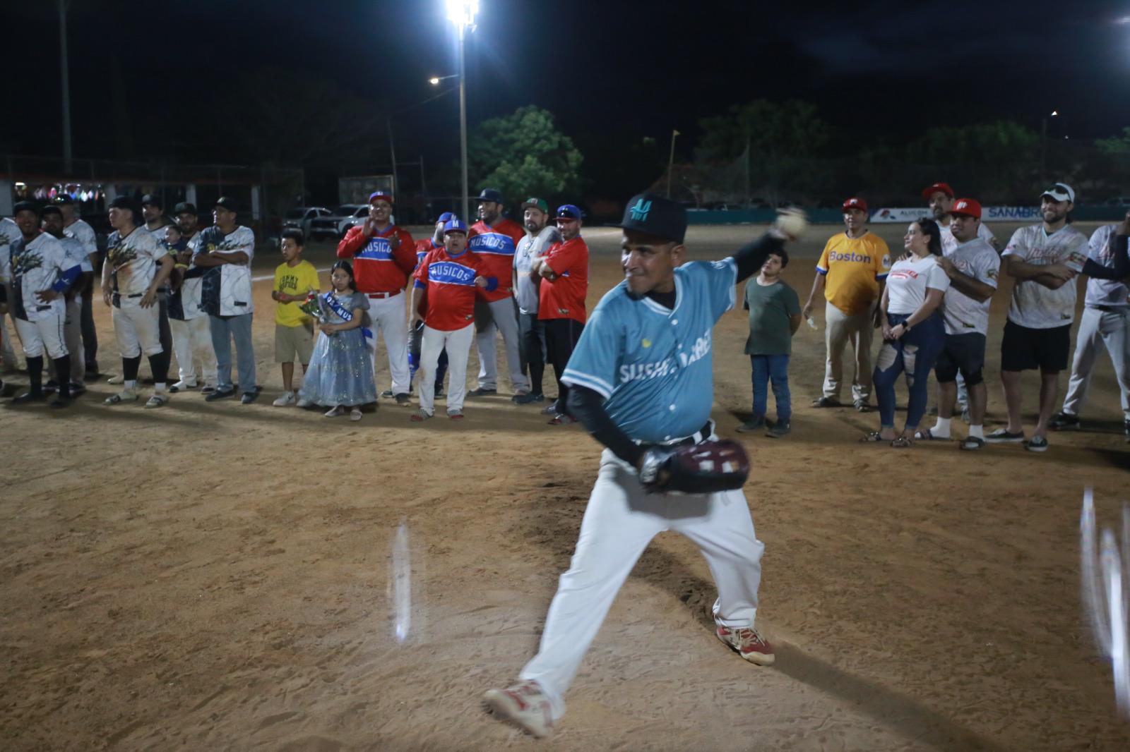 $!Liga de Beisbol Meseros al Bat inaugura temporada 14 con homenaje a ‘El Maca’ Ramos