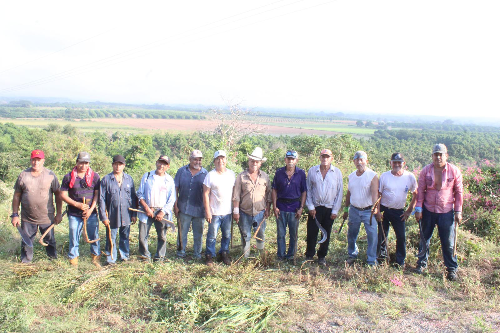 $!Vecinos de Cacalotán limpian carretera estatal desde hace 20 años para evitar accidentes