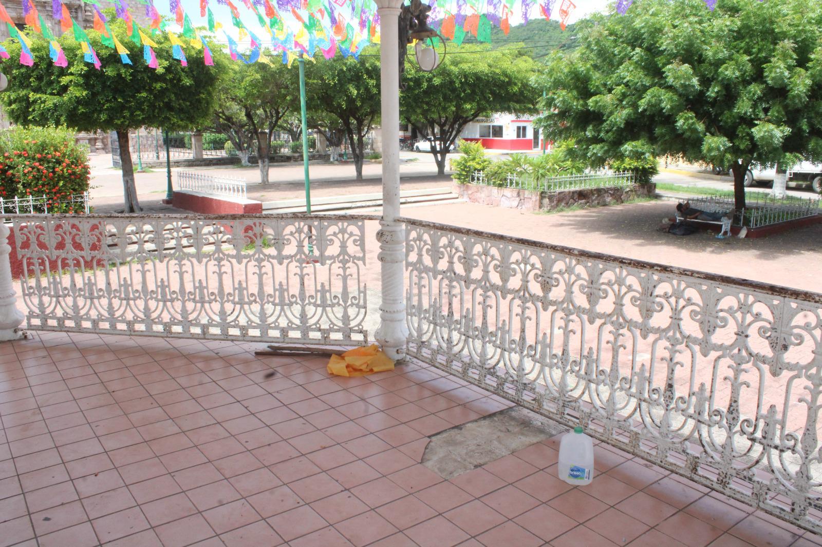 $!Vecinos afirman que plazuela y quiosco frente al Santuario de la Virgen del Rosario está ‘en el olvido’