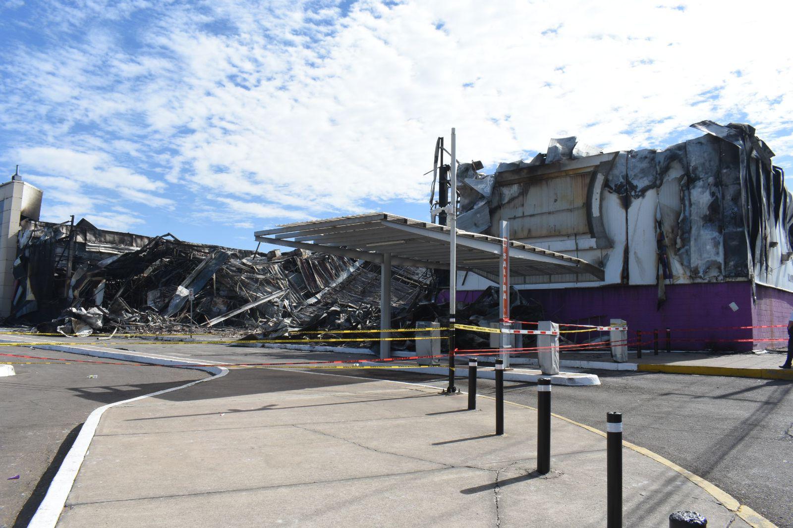 $!Resguarda plaza comercial en Culiacán escombros ennegrecidos por hollín y un olor a ceniza