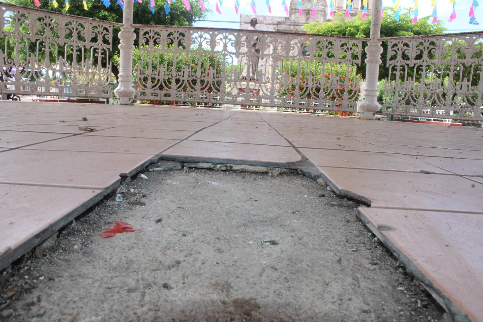 $!Vecinos afirman que plazuela y quiosco frente al Santuario de la Virgen del Rosario está ‘en el olvido’