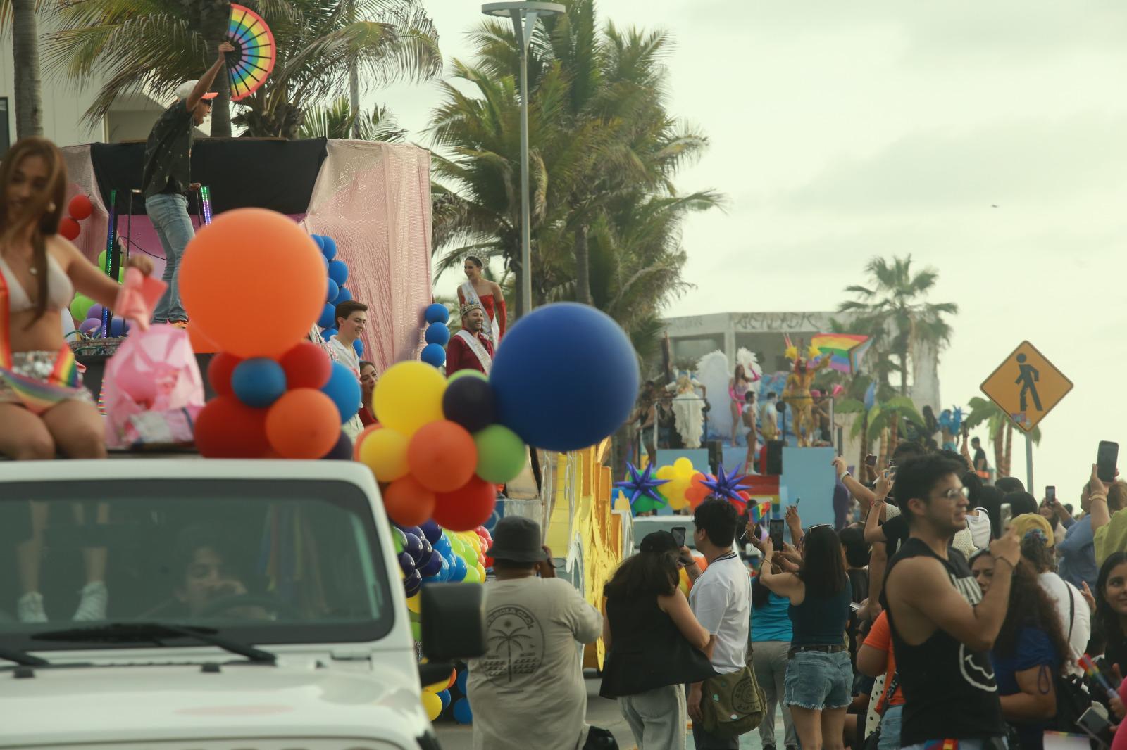 $!Marcha del Orgullo pinta de colores el Malecón de Mazatlán por la igualdad y la diversidad