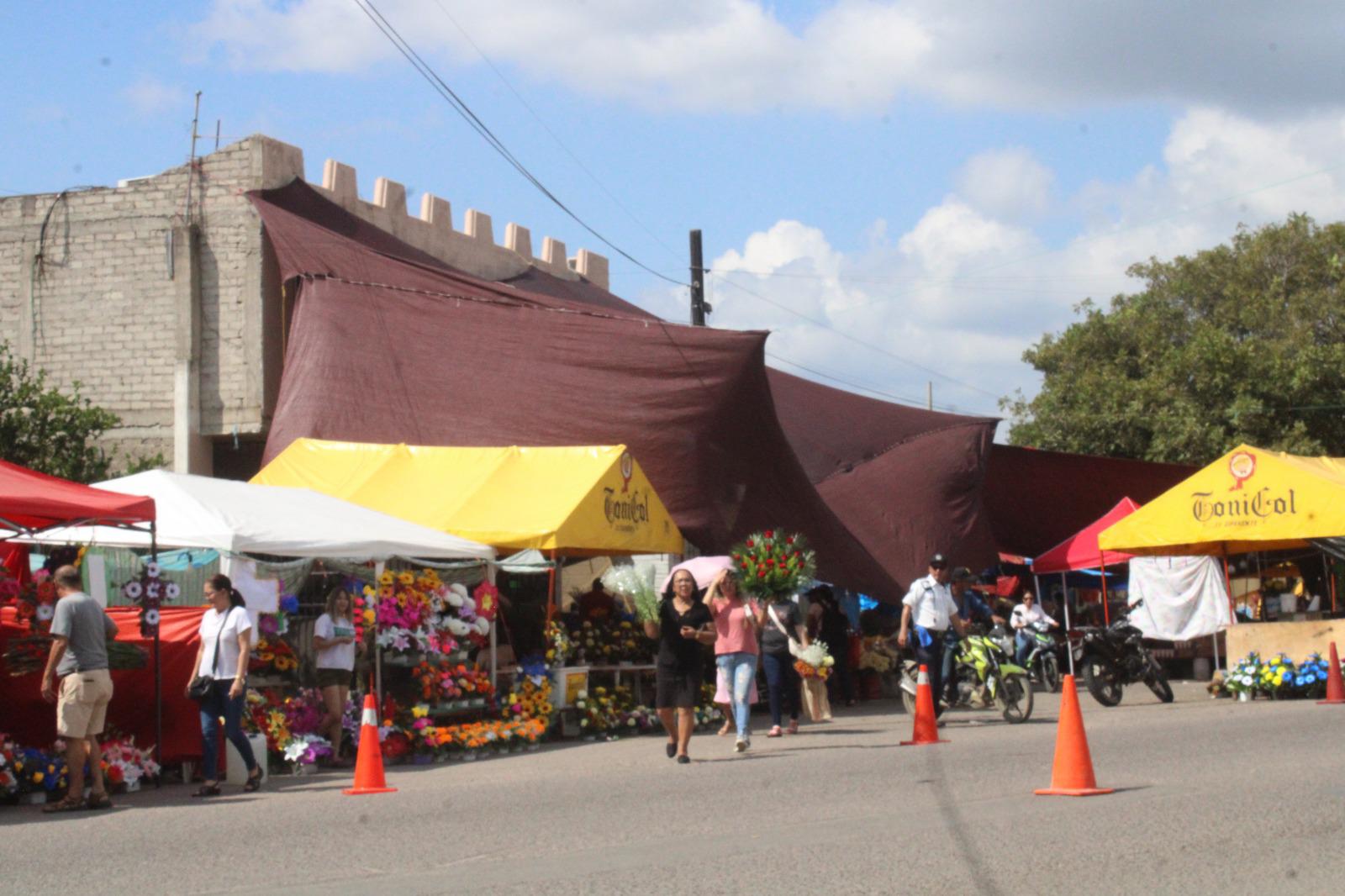 $!Comerciantes de flores de Rosario registran ventas ‘flojas’ por Día de Muertos