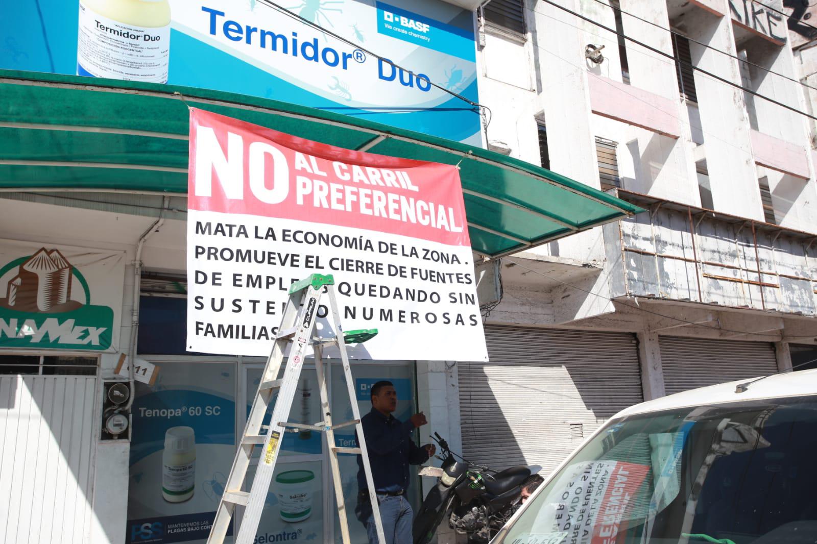 $!Carril preferencial en Mazatlán mata la economía, denuncian comerciantes de la Juan Carrasco
