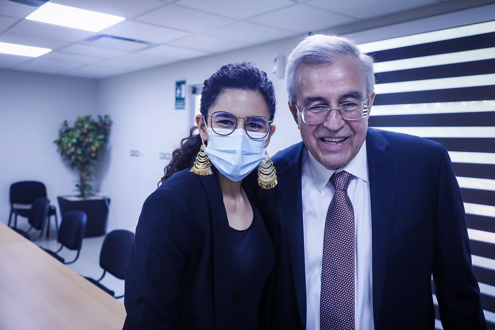 $!Luisa María Alcalde Luján, Secretaria del Trabajo y Previsión Social, quien asistió a la toma de protesta en representación del Presidente Andrés Manuel López Obrador, junto a Rubén Rocha Moya.