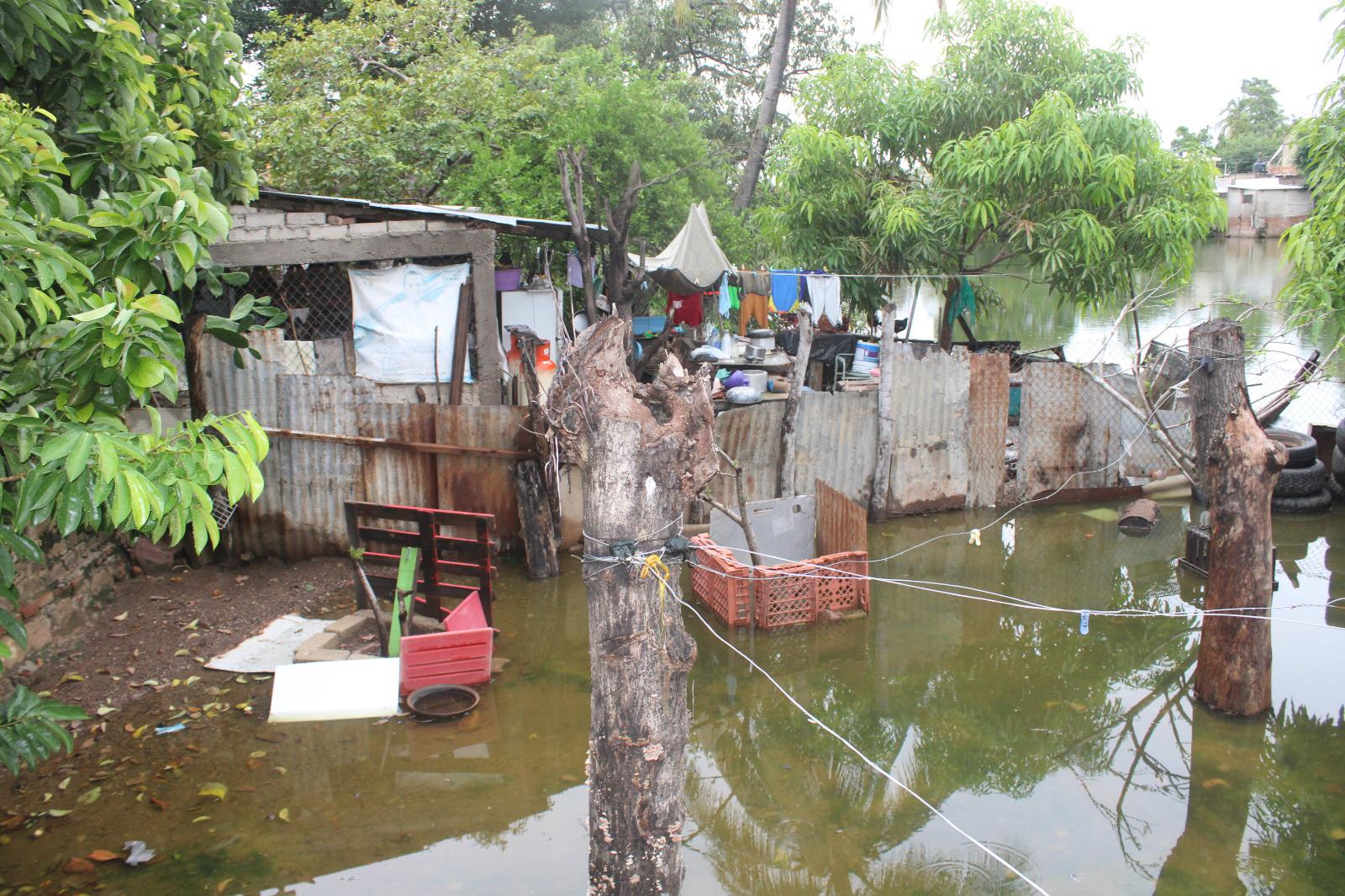 $!Se desbordan lagunas en Rosario e inundan viviendas