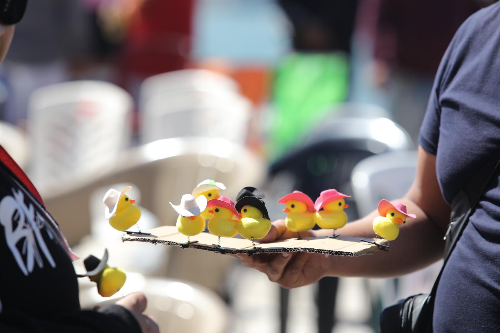 $!Los patitos amarillos cautivan a mazatlecos y turistas en el Carnaval de Mazatlán