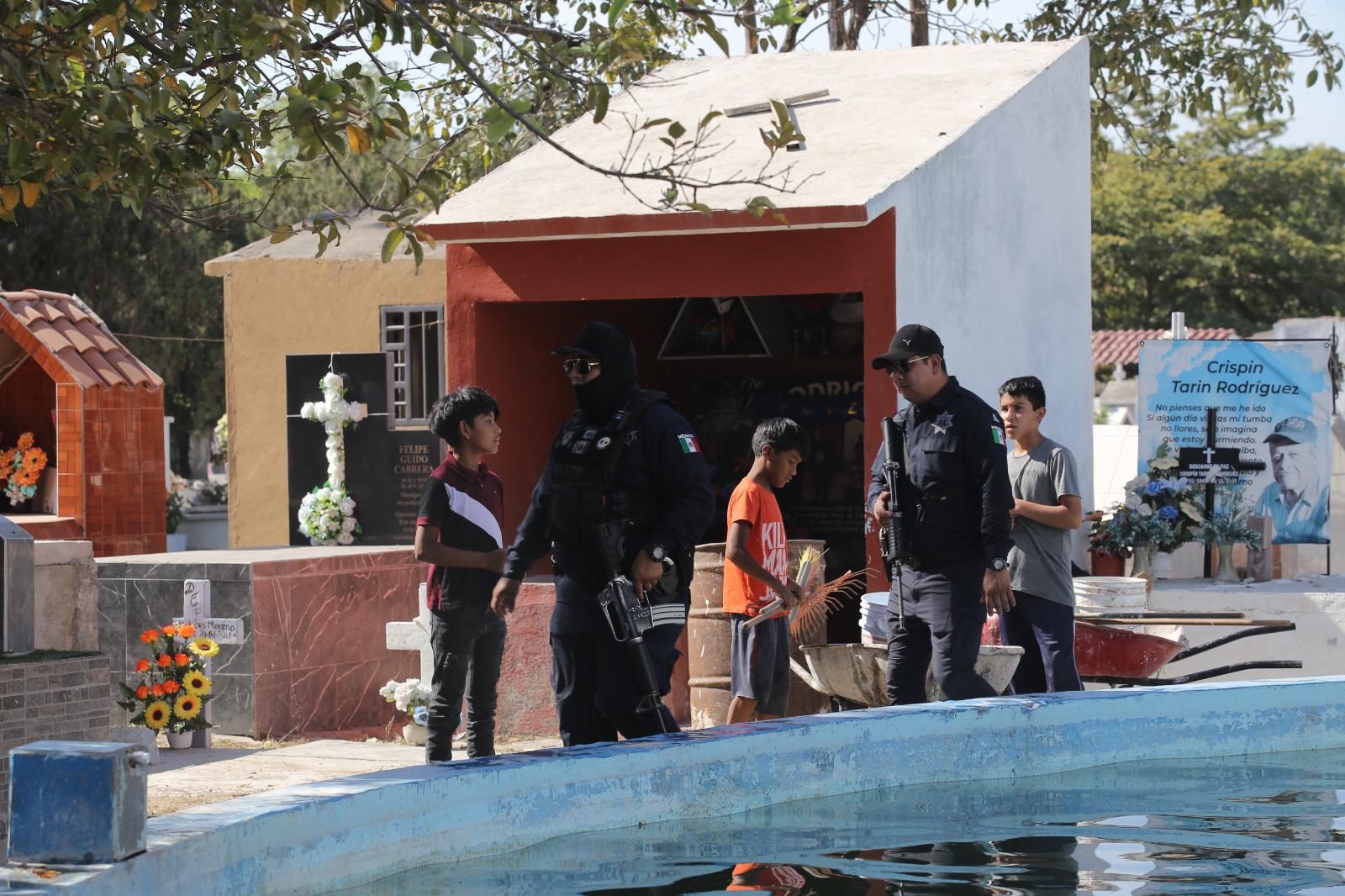 $!Acuden centenares de personas a dejar flores en panteones este Día de las Madres, en Mazatlán