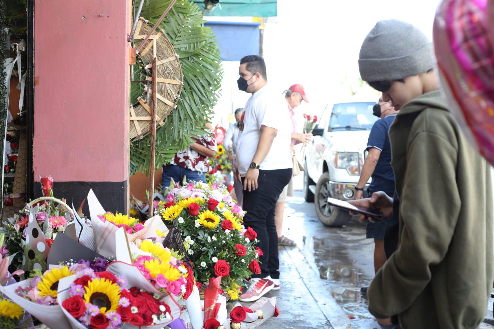 $!Comerciantes de globos, decoraciones y flores en Mazatlán reportan bajas ventas este 14 de febrero
