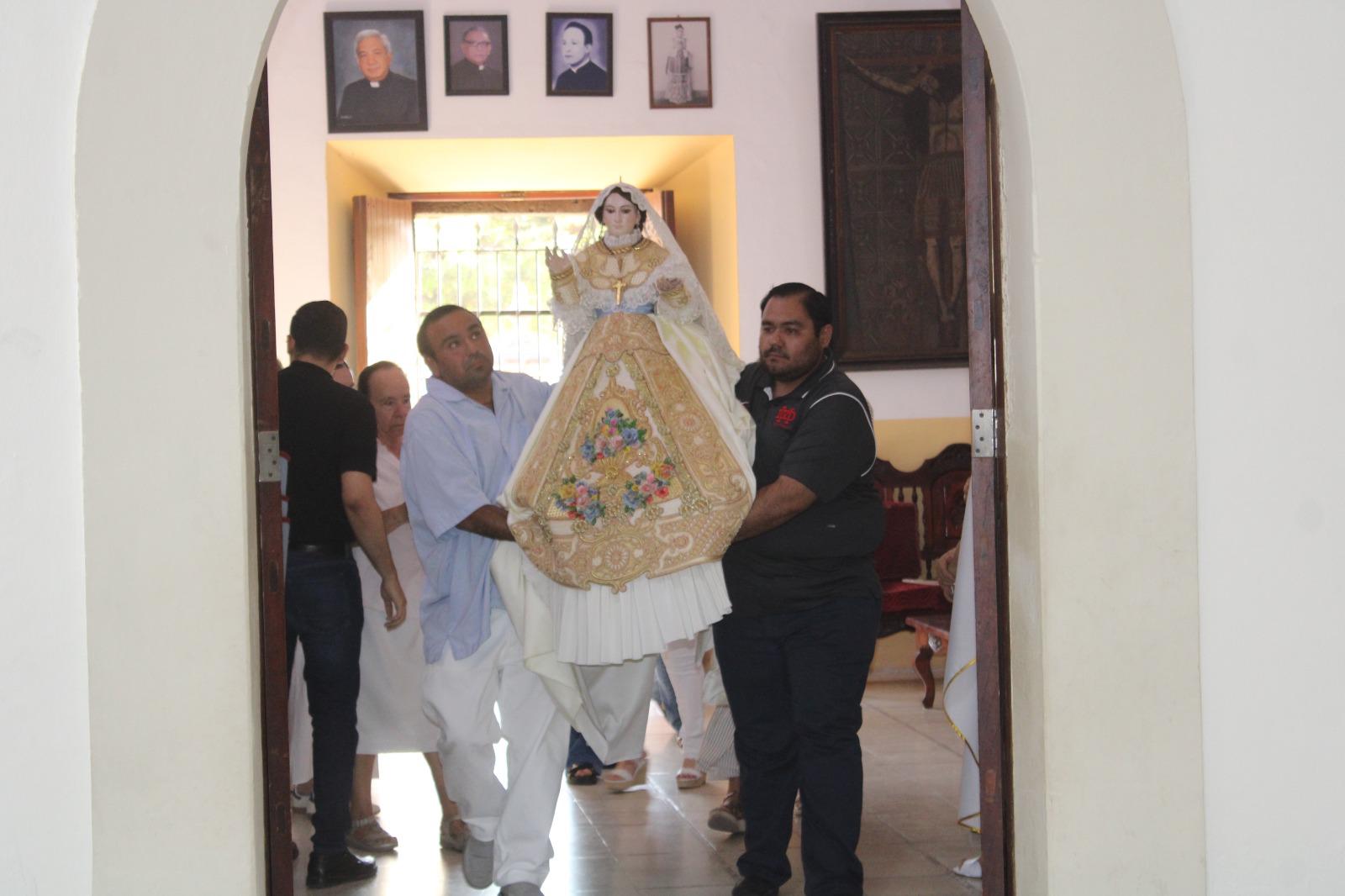 $!Visten a la Virgen del Rosario de blanco y con flores por el inicio del mes de María